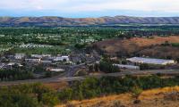 A view over the city of Yakima, Washington with mountains in the background