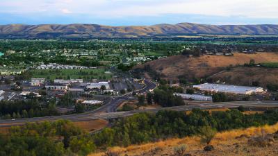 A view over the city of Yakima, Washington with mountains in the background