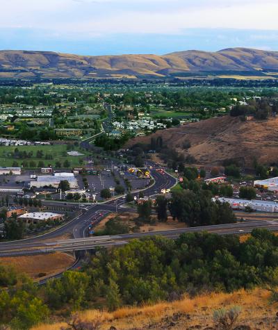 A view over the city of Yakima, Washington with mountains in the background